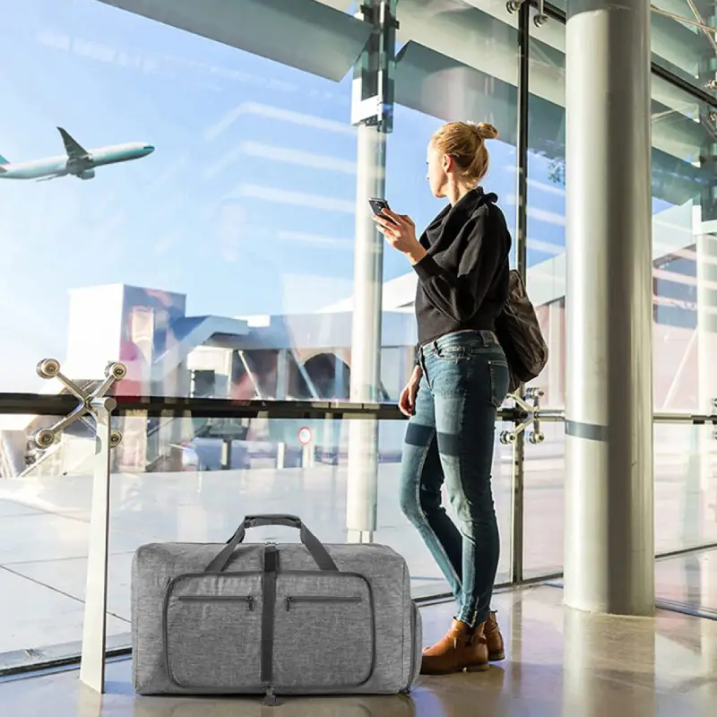 Grand sac de voyage pliable avec compartiment chaussures vue à l'aeroport