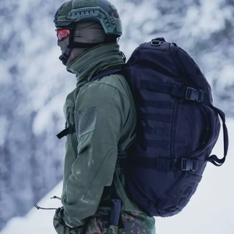 Grand sac de voyage style armée résistant à l'eau en situation