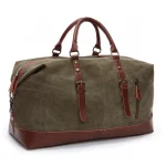 Grand sac de voyage vintage en toile et cuir vert Grand sac de voyage vintage en toile et cuir, pratique et résistant vert sur fond blanc