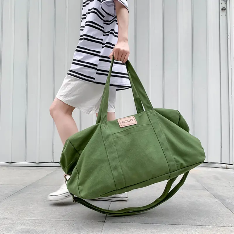 Sac de sport en toile unisexe étanche porté à la main par une femme
