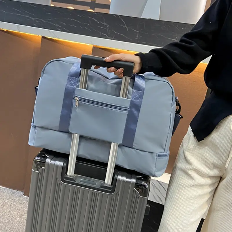 Sac de voyage cabine avion femme décontracté sur valise