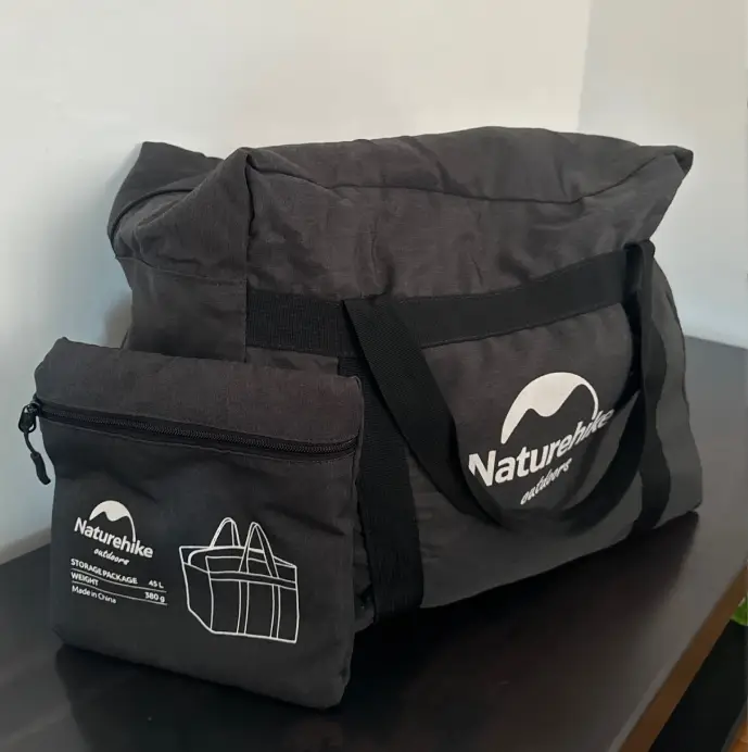 Sac de voyage pliable avec pochette sur une table