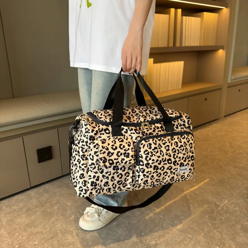 Sac de voyage pour femme avec bandoulière tenu main