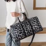 Sac de voyage pour femme léopard noir et blanc porté Sac de voyage pour femme léopard noir et blanc porté