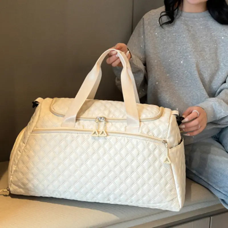 Sac de voyage pour femme matelassé sur canapé
