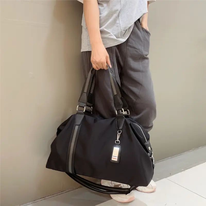 Sac de voyage pour homme noir style pratique porté