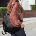 Petit sac à dos antivol pour femmes vintage noir porté Petit sac à dos antivol pour femmes vintage noir porté