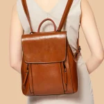 Petit sac à dos en cuir pratique porté avec deux bretelles Petit sac à dos en cuir pratique porté avec deux bretelles