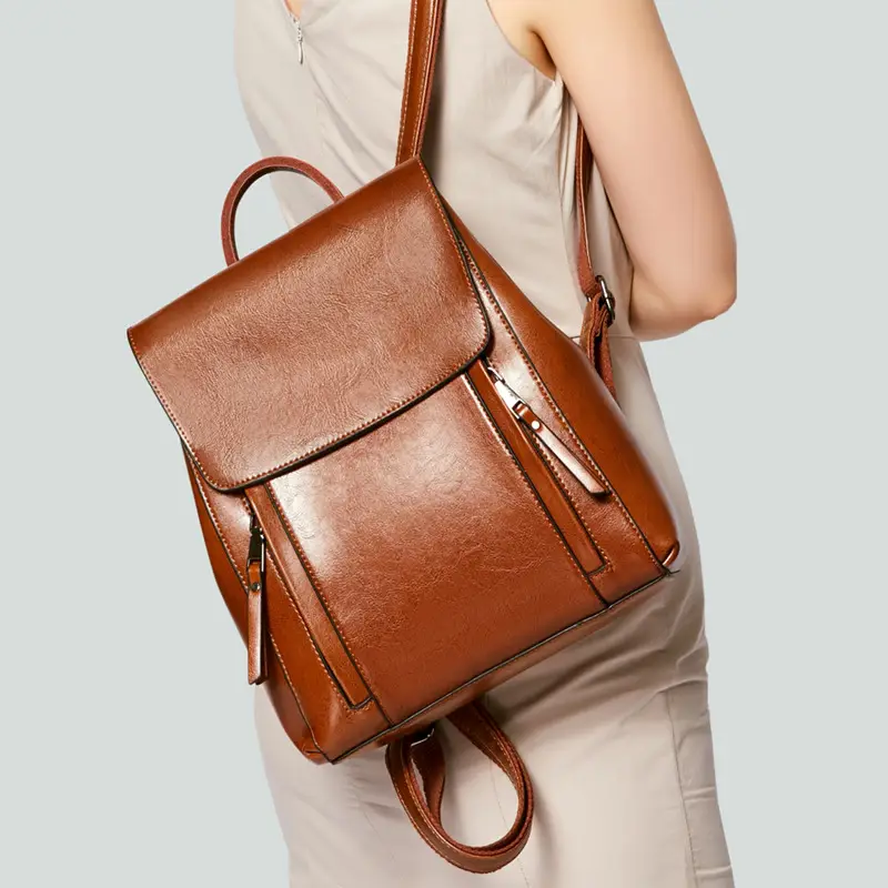 Petit sac à dos en cuir pratique porté sur dos