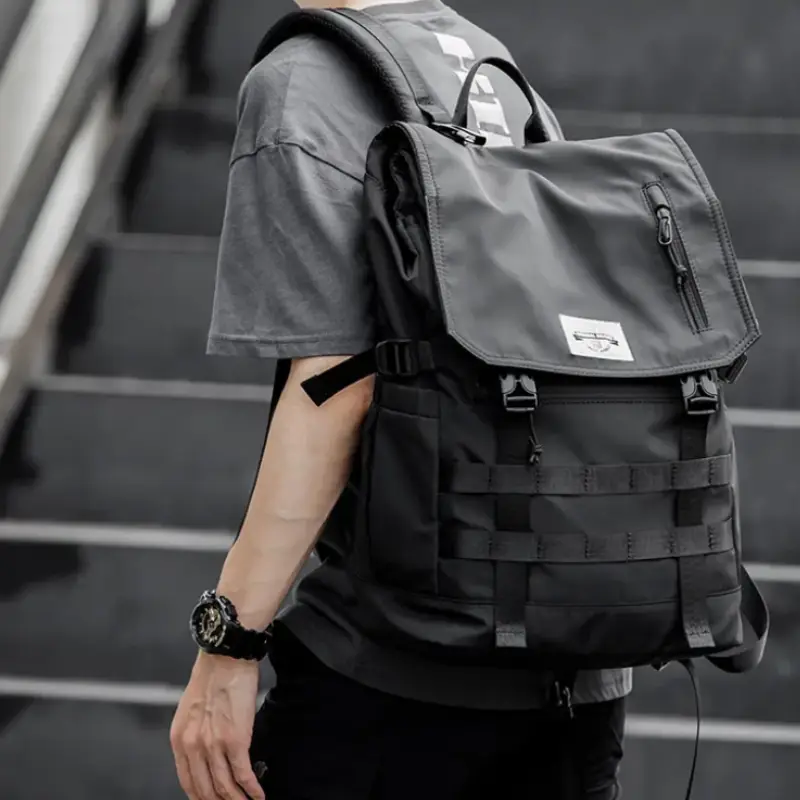Sac à dos de voyage motard cycliste imperméable porté épaule