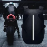 Sac à dos moto avec porte casque étanche et polyvalent situation Sac à dos moto avec porte casque étanche et polyvalent situation