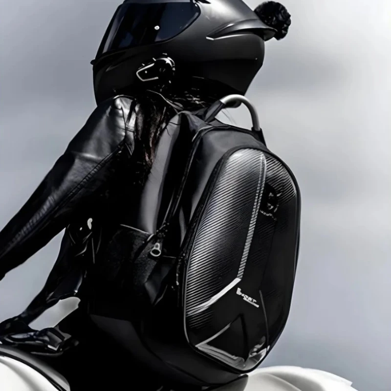 Sac à dos moto coque rigide fibre de carbone femme sur moto