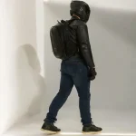 Sac à dos moto coque rigide fibre de carbone sur homme Sac à dos moto coque rigide fibre de carbone sur homme