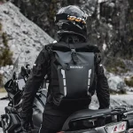 Sac à dos moto étanche durable et léger pour aventure et voyage noir porté