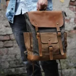 Sac à dos pour homme look vintage en toile cirée et cuir imperméable porté main Sac à dos pour homme look vintage en toile cirée et cuir imperméable porté main