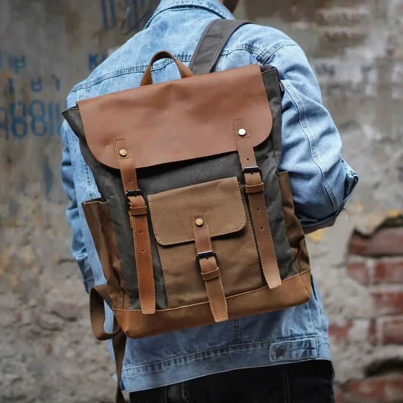 Sac à dos pour homme look vintage en toile cirée et cuir imperméable porté