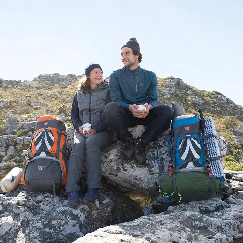 Sac à dos randonnée ergonomique avec grande capacité et housse imperméable lifestyle