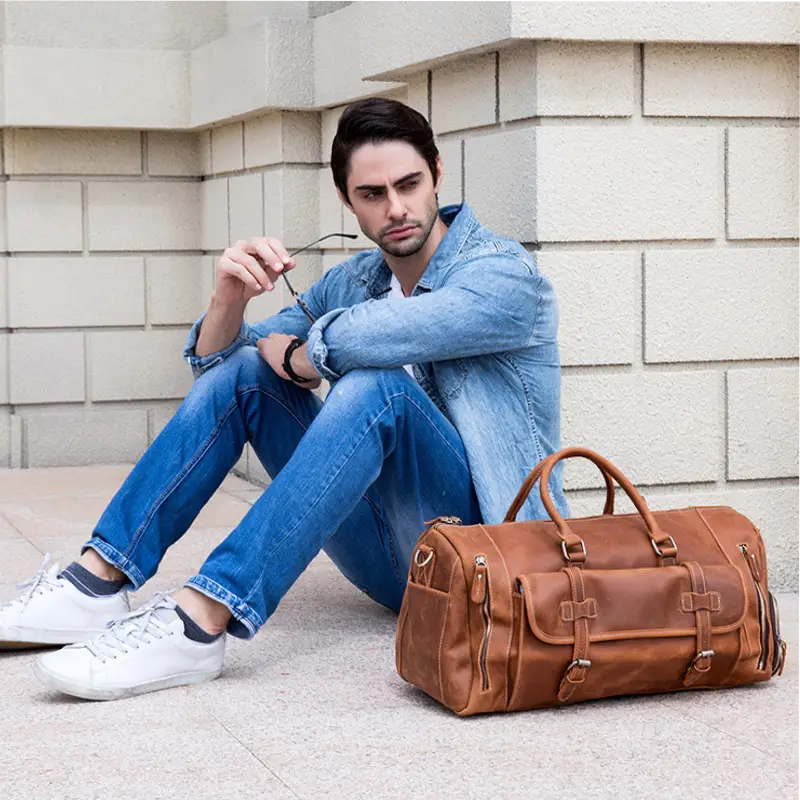 Sac de voyage en cuir bandoulière avec homme