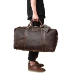 Sac de voyage en cuir cabine porté par homme