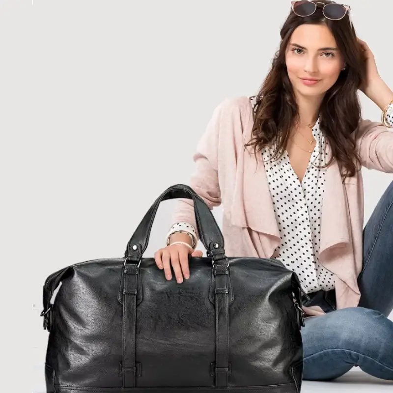 Sac de voyage en cuir noir avec femme