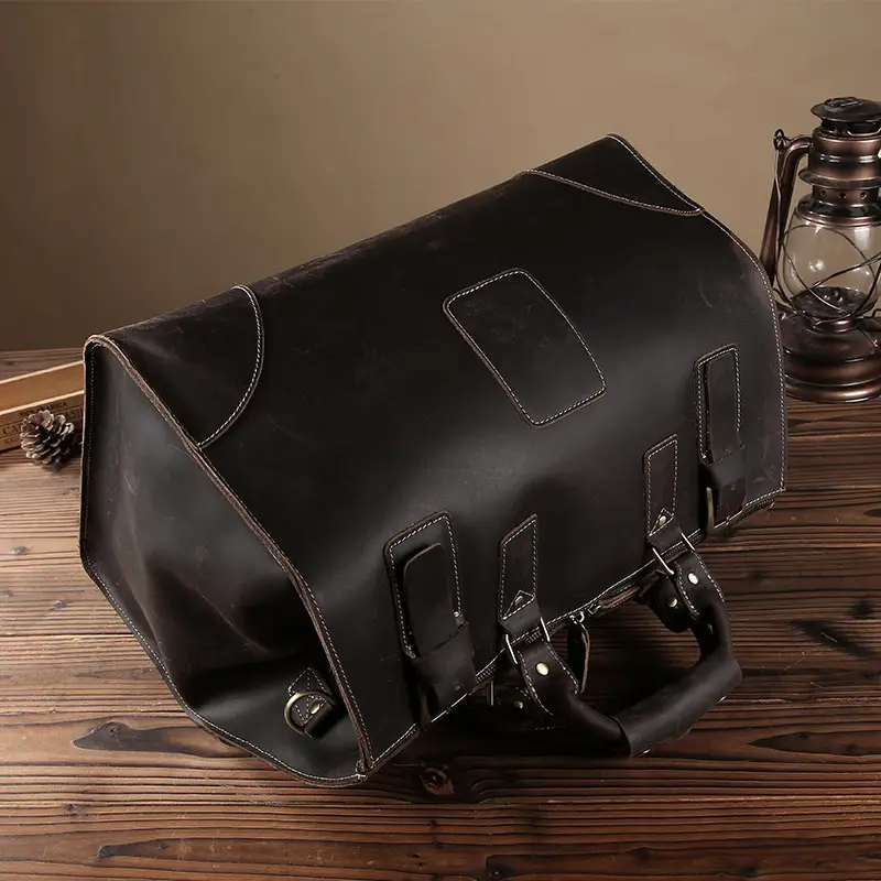 Sac de voyage en cuir vintage posé sur une table