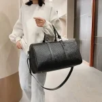 Sac week end simili cuir porté par femme Sac week end simili cuir porté par femme