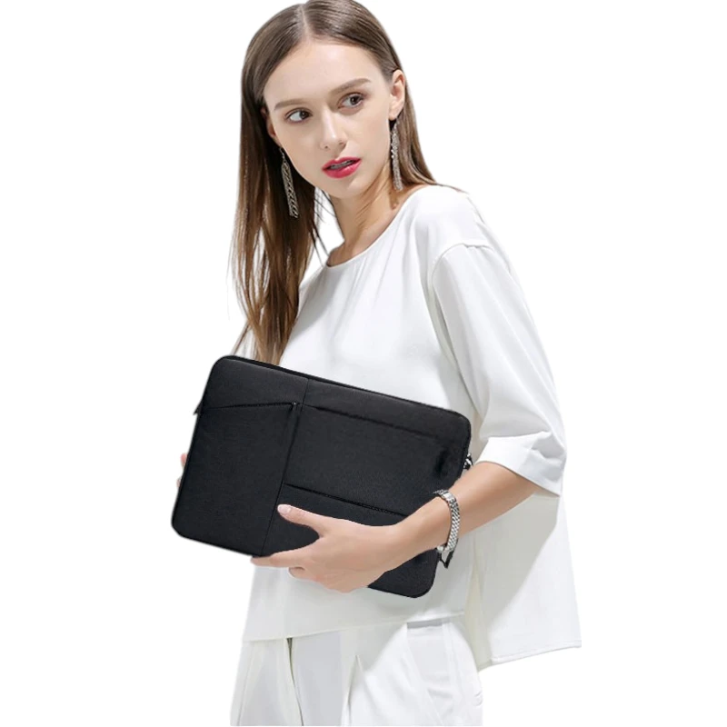 Pochette ordinateur 11 pouces imperméable noir porté à la main