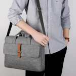 Pochette ordinateur avec poignée et bandoulière porté épaule