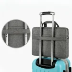 Pochette ordinateur avec poignée et bandoulière sur valise