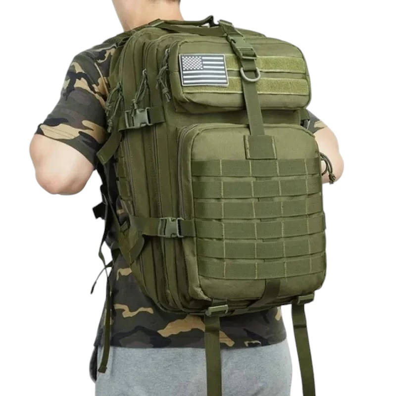 Sac de randonnée militaire tactique imperméable et résistant porté par homme