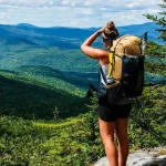 Sac de randonnée ultra léger et résistantporté par une femme en montagne