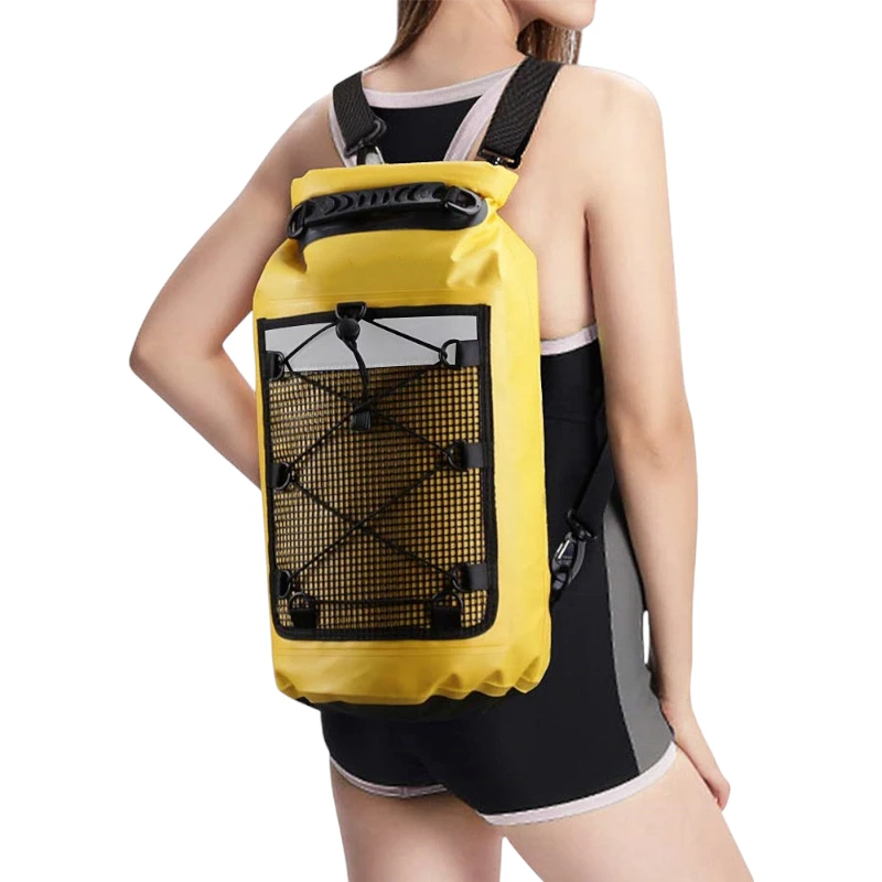Sac étanche kayak rafting pêche et aventures aquatiques porté par femma