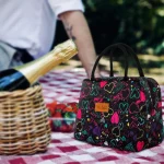 Sac isotherme 5 litres floral et élégant noir lifestyle Sac isotherme 5 litres floral et élégant noir lifestyle
