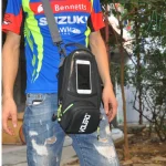 Sacoche de réservoir moto aimantée et étanche portée bandouière Sacoche de réservoir moto aimantée et étanche portée bandouière