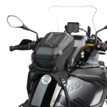 Sacoche réservoir moto étanche avec coque rigide fixé sur moto Sacoche réservoir moto étanche avec coque rigide fixé sur moto