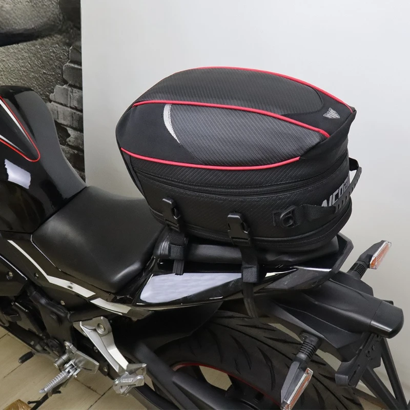 Sacoche selle moto extensible résistante et imperméable sur moto