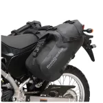Sacoche selle moto universel étanche ultra-résistante en action