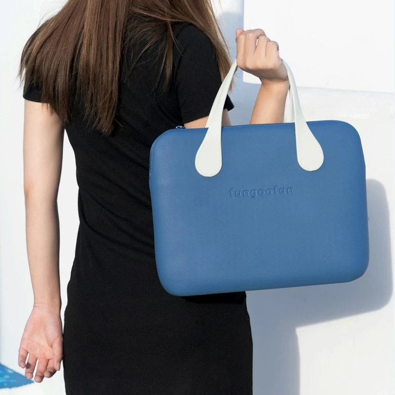 Pochette étanche ordinateur portable légère bleu porté main