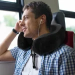 Coussin de voyage pour le cou ergonomique à mémoire de forme homme dans le train Coussin de voyage pour le cou ergonomique à mémoire de forme homme dans le train