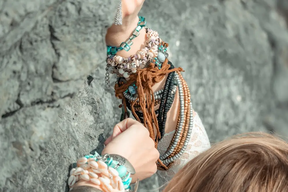 Comment adopter un look bohème-chic pour vos escapades en sac à dos ? Les accessoires ethniques qui font la différence
