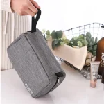 Trousse de toilette de voyage à suspendre fermée - grise Trousse de toilette de voyage à suspendre fermée - grise